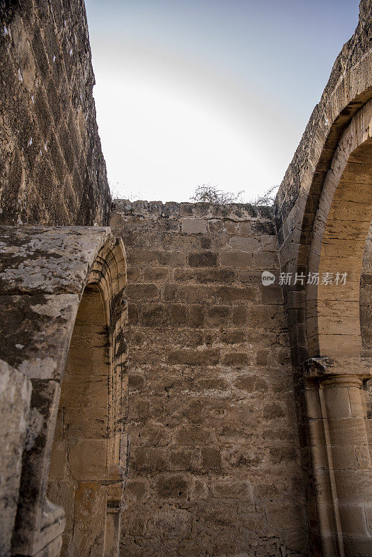 Church of Agios Mamas: Facing upwards, the roofless church of Agios Mamas has arches on either side of the frame